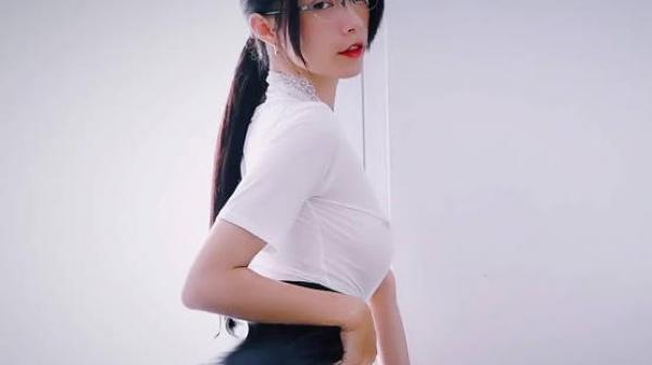 长腿美家教居然穿这么暴露